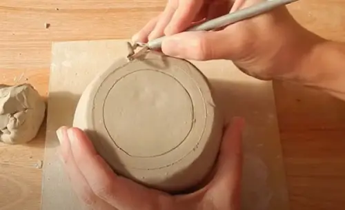 Hacer trimming para taza en cerámica