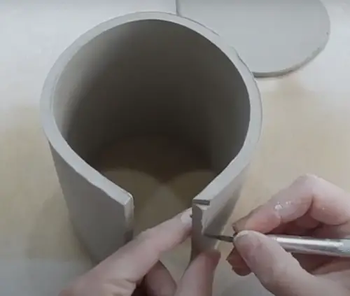 Hacer cuerpo de taza en cerámica con la técnica de plancha