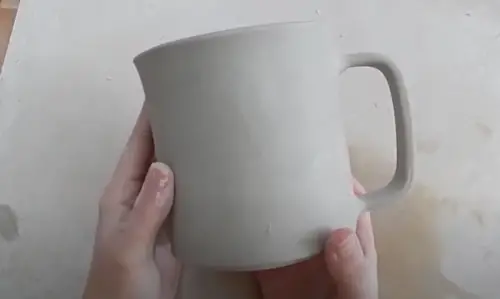 Taza hecha en cerámica con técnica de plancha