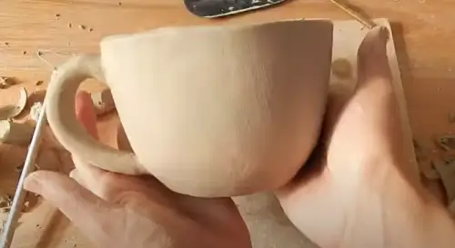 Taza hecha en cerámica con técnica de pellizco