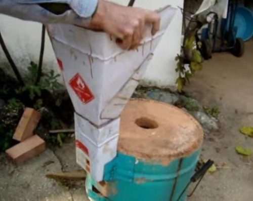 Instalación de embudo en horno ecológico para cerámica